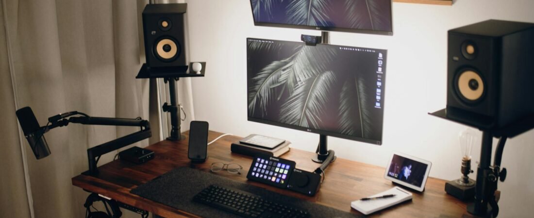 How to Set Up Dual Monitors Without Creating a Cluttered Desk